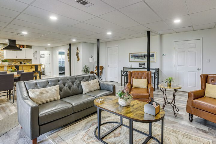 Alabama Retreat w / Private Pond Deck & Pool Table