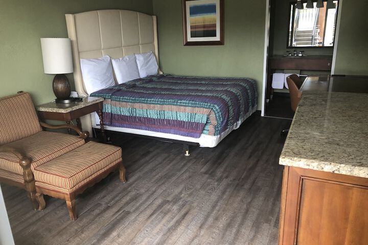 Room 4 of 10