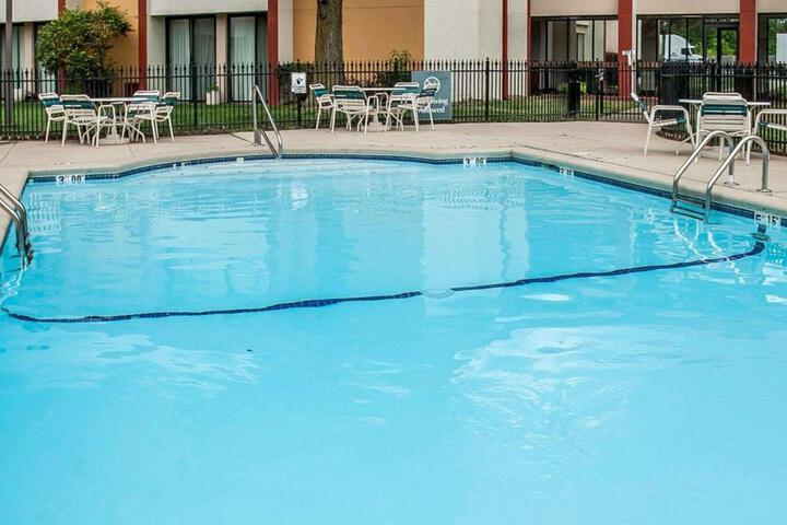 Quality Inn & Suites Kansas City I-435n Near Sports Complex