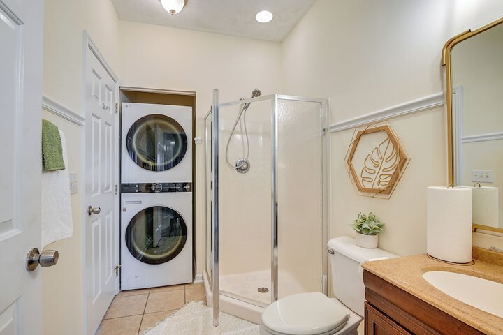 Myrtle Beach Condo w / Large Balcony & Pool Access