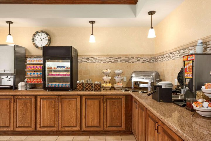 Country Inn & Suites by Radisson Minot, ND