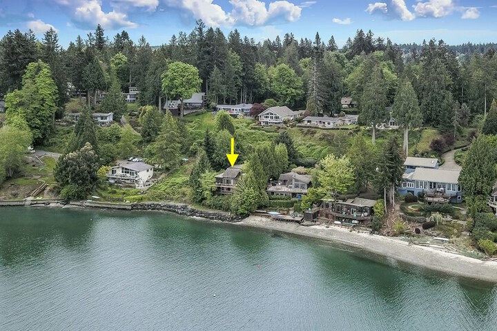 PNW MCM 155ft Private Waterfront Gem on Raft Island w / Hot Tub 3 Bedroom Home by RedAwning