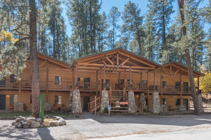 Upper Canyon Inn & Cabins