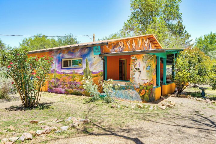 Vibrant casa Paloma w / Patio - Near Vineyards!