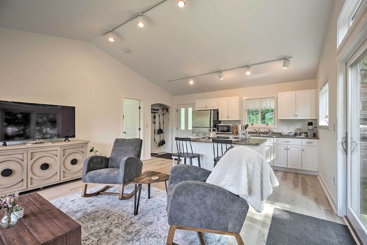 Airy & Bright Hideaway Near Smugglers Notch!