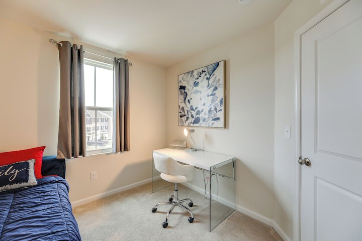 Sunlit Milford Townhome 2 Mi to Riverwalk!