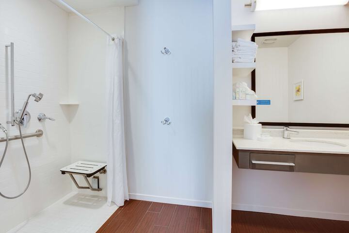 Room 40 of 65