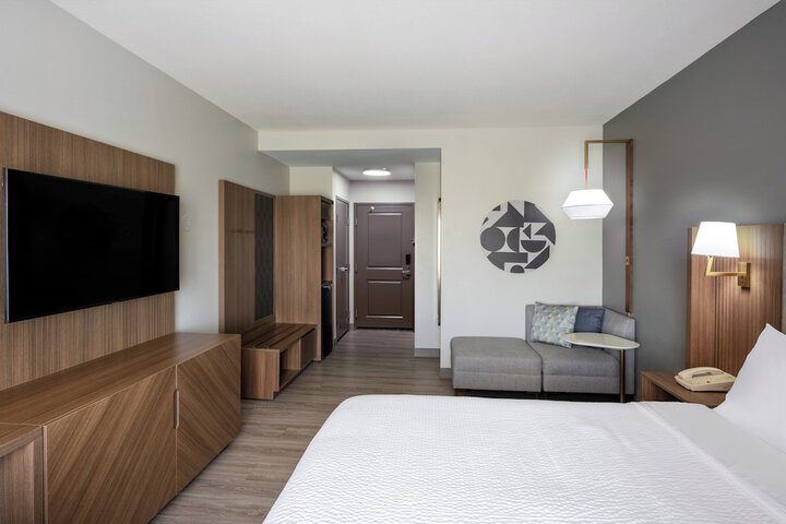 Room 28 of 76