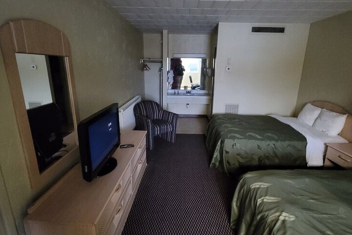 Room 6 of 10