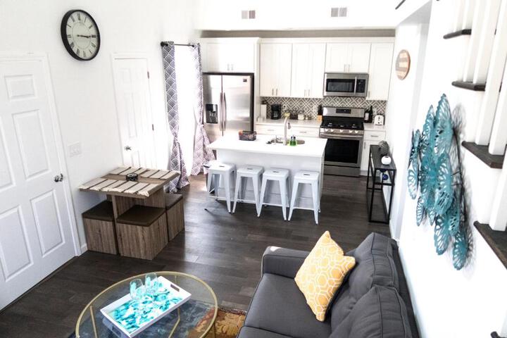 Lux 3 Bd - Perfect & Parking & Massive Patio