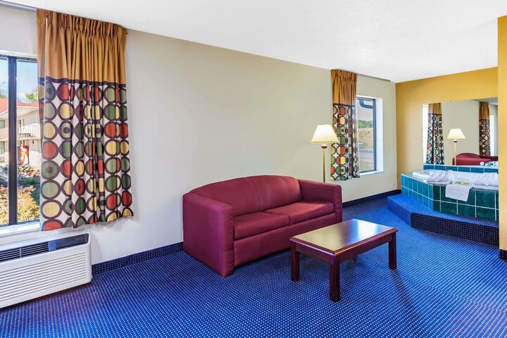 Super 8 by Wyndham Morristown / South