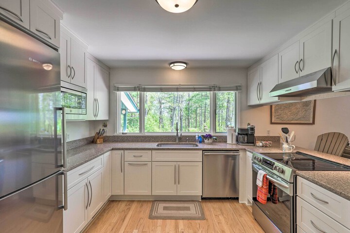 Stunning Fletcher Home: Hot Tub + Fire Pit!