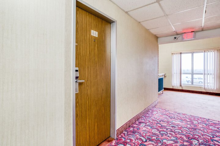 Ballroom/Hall 16 of 17