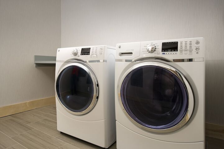 Holiday Inn Express & Suites Altoona by IHG
