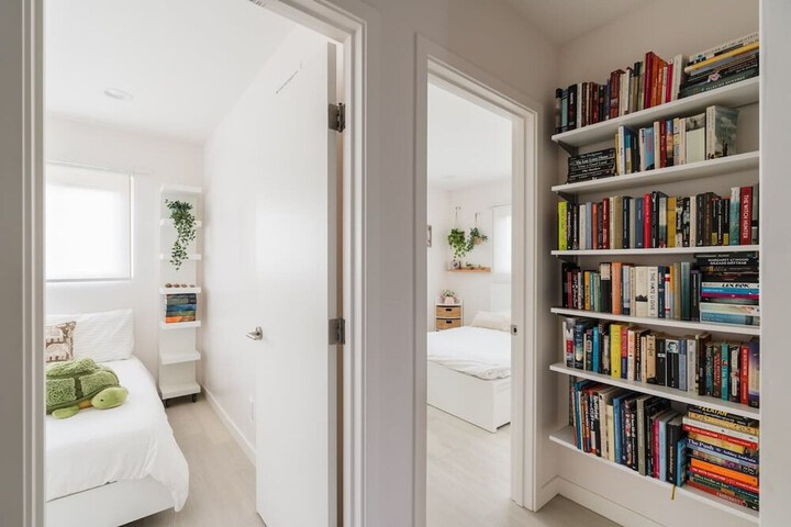 Spacious and Bright 5-bedroom Oasis Pool and Yard