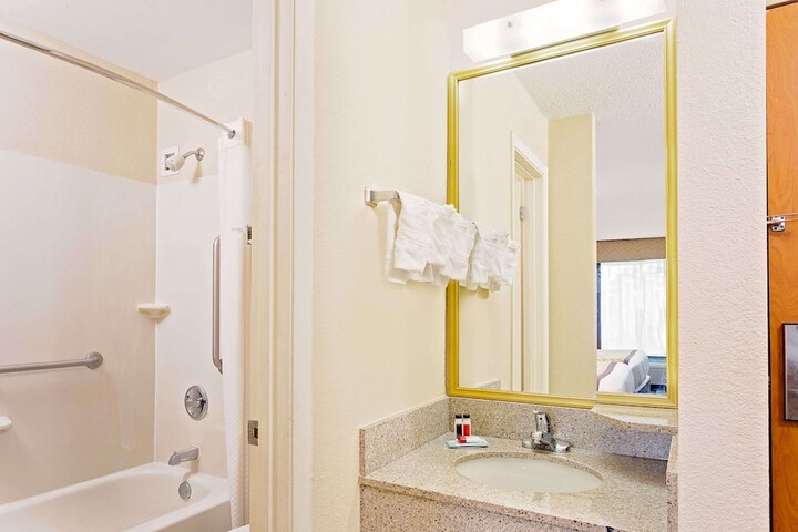 Room 4 of 20