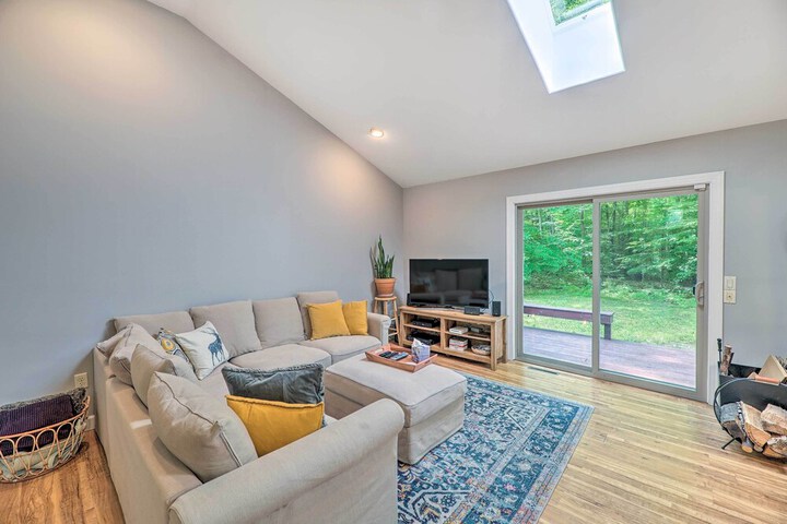 Cozy Whitehall Hideaway w / Hot Tub + Chiminea!