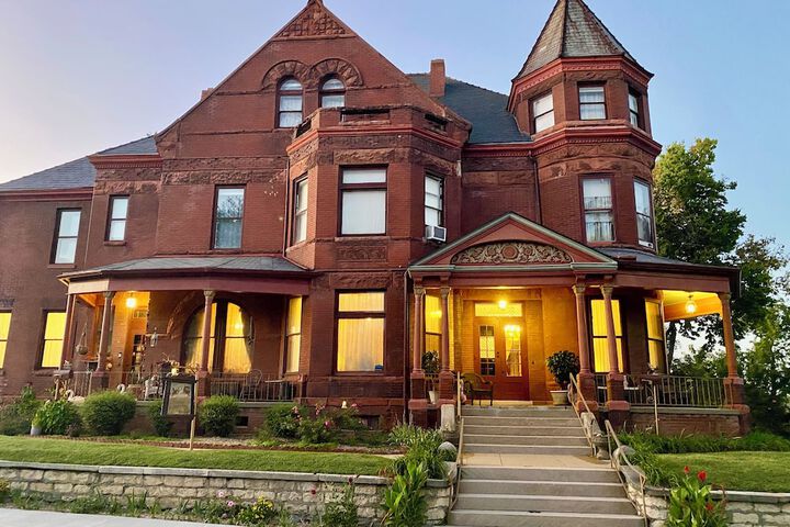 Vineyard Mansion & Carriage House Bed & Breakfast