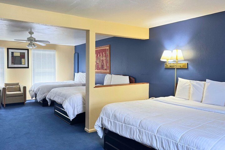 Room 4 of 8