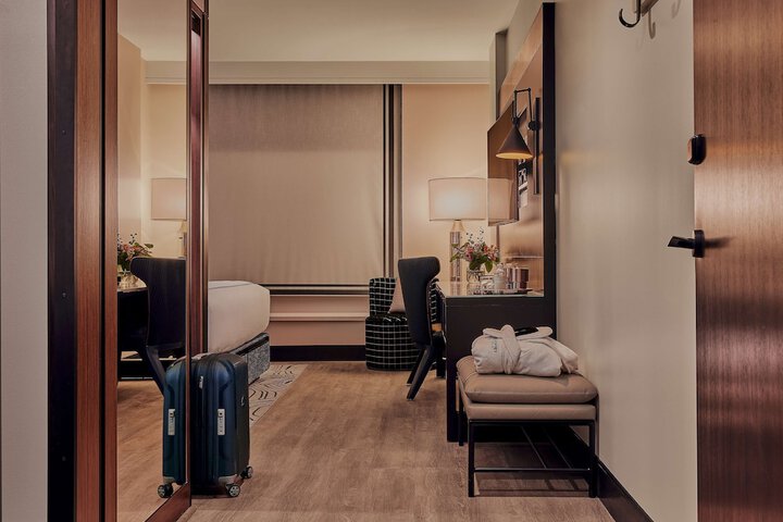 Room 32 of 53