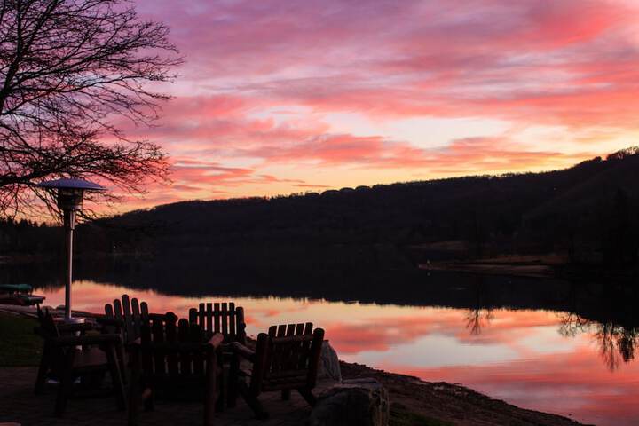 LakeFront Lodge