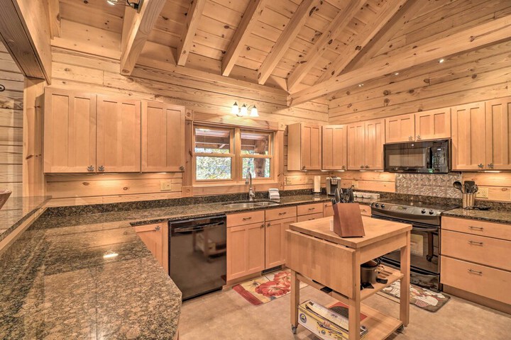serenity Woods Cabin w / Hot Tub & Fire Pit