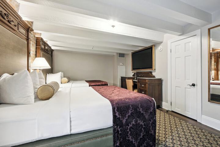 Room 13 of 18