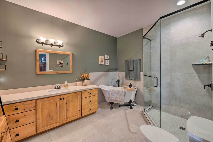 Large Cozy Midway Studio w / Mountain Views!