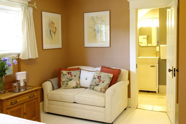 Simcoe Suites on the Henley B & B