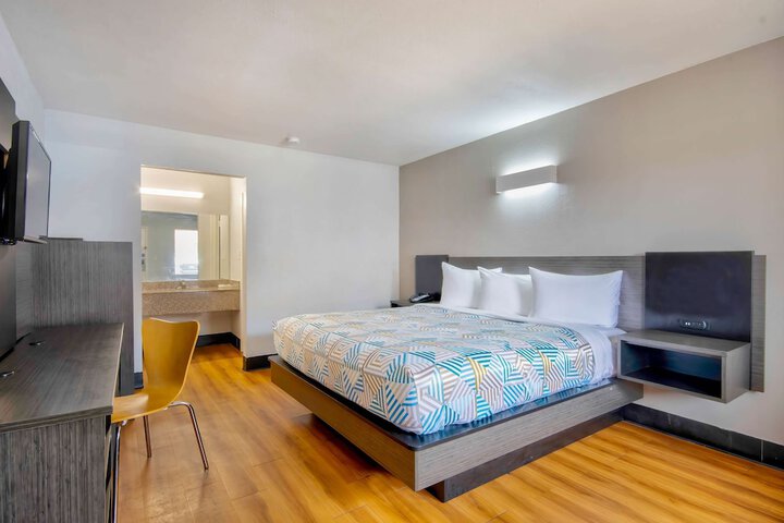 Room 18 of 26