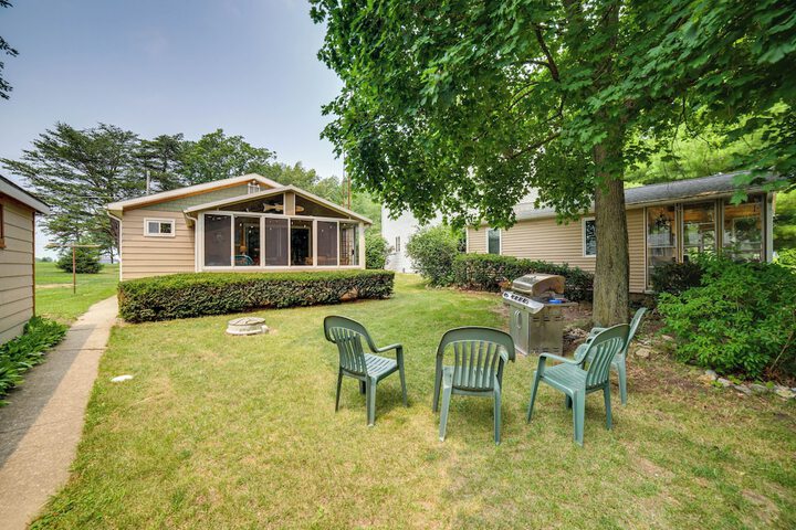 Lakefront Cottage w / Deck Near Indiana Beach!