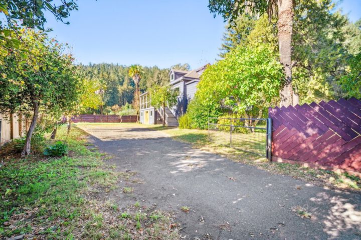 Pet’s FREE! Modern luxury steps from Russian River by Redawning
