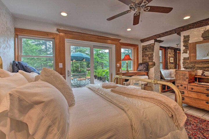 Lakefront Poconos Retreat w / Hot Tub Near Hiking!