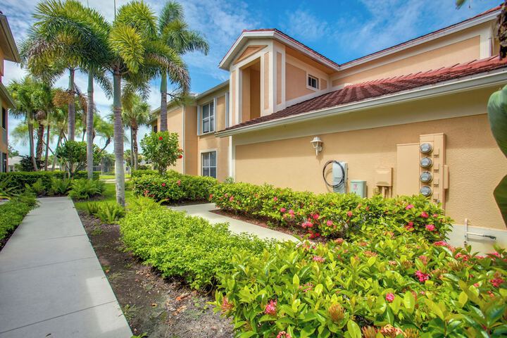 3 Mi to Dtwn Fort Myers: Condo w / Pool & Hot Tub