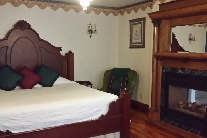 Chestnut Charm Bed & Breakfast