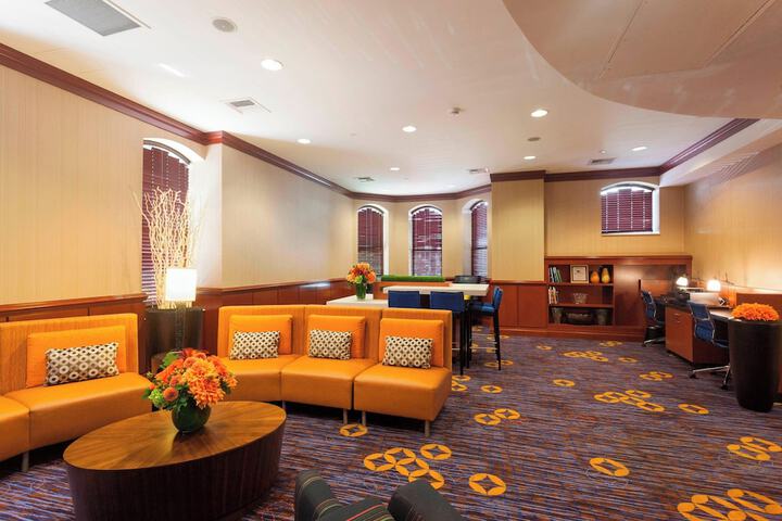 Lounge 36 of 43