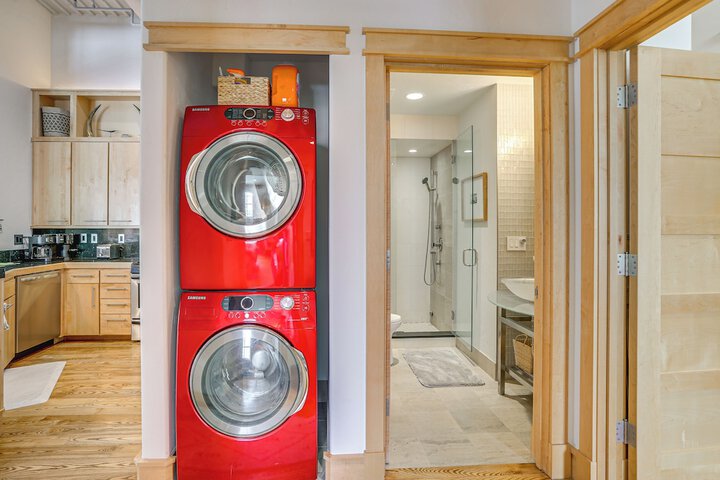 Near Trail: Dtwn Eagle Ranch Condo w / Balcony