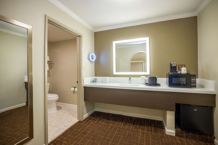 Room 9 of 18