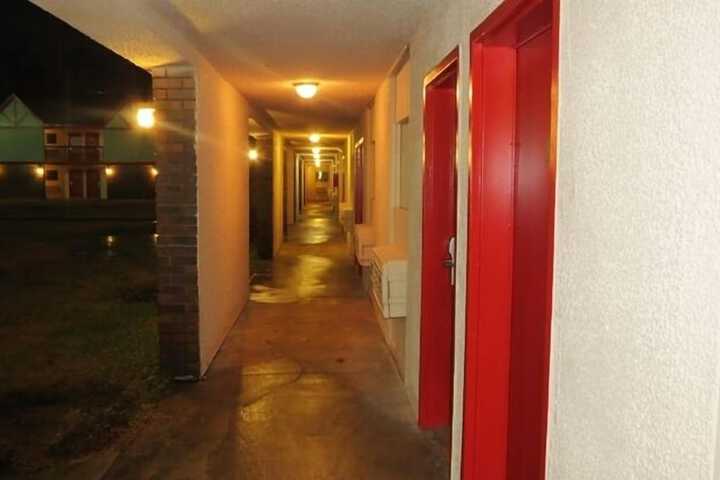 Ballroom/Hall 17 of 18
