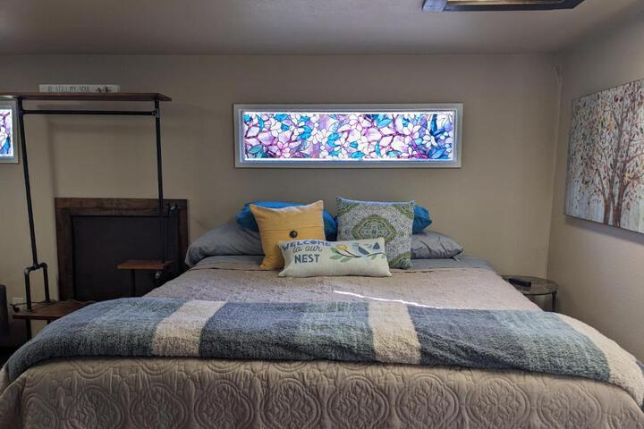 Rustic Rooms Barn Loft (Upstairs Studio Apartment) Near Kings Canyon & Sequoia National Parks