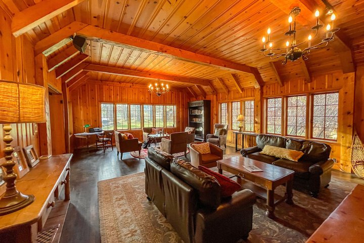 Lake Creek Lodge