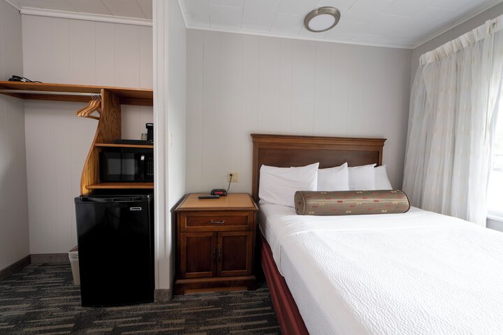 Scottys Lakeside Resort