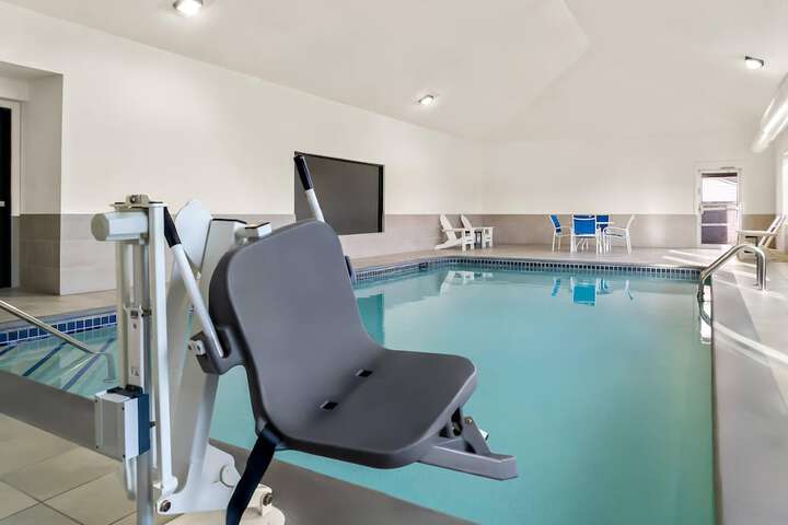Comfort Inn & Suites Taylor - Detroit