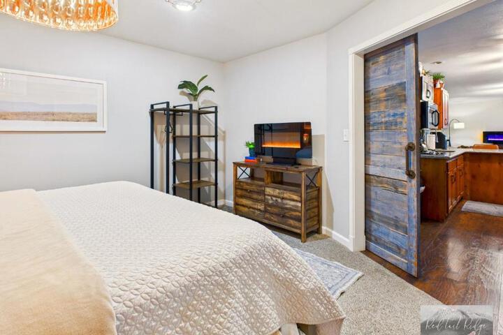 Beautiful Country Apartment AC, Pickleball, Billiards, Playground, Gardens