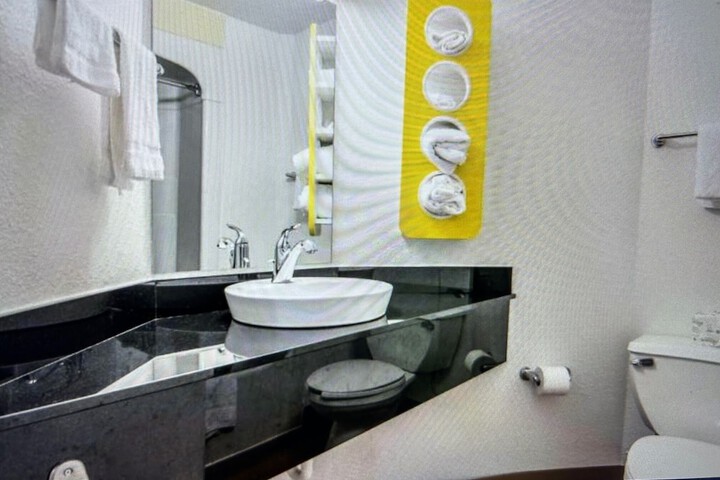 Room 25 of 29