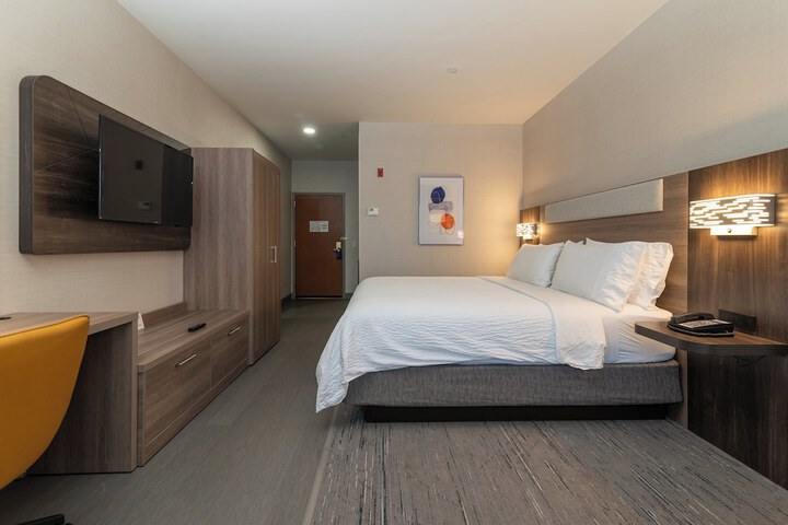 Room 33 of 76