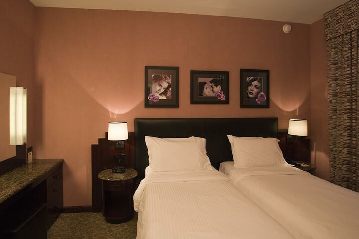 Room 15 of 37