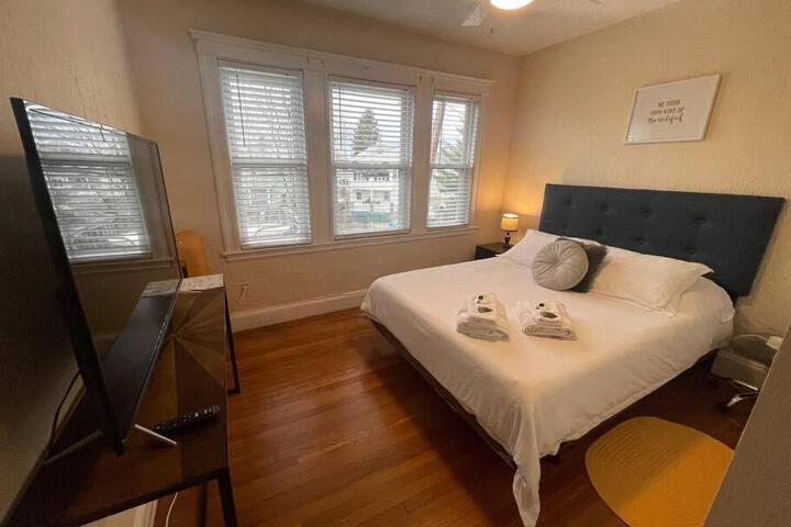 Cozy Large House close to TUFTS / Harvard/MIT 4BR