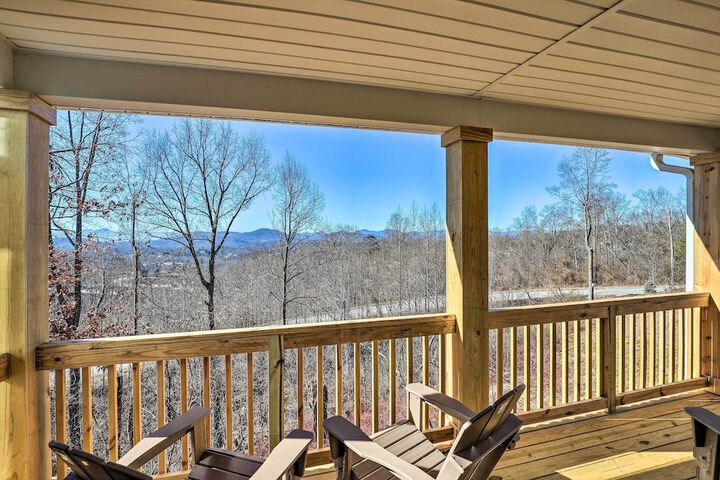 Charming Retreat w / Mtn Views: Walkable Location!