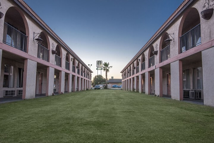 Hotel Exterior 55 of 57